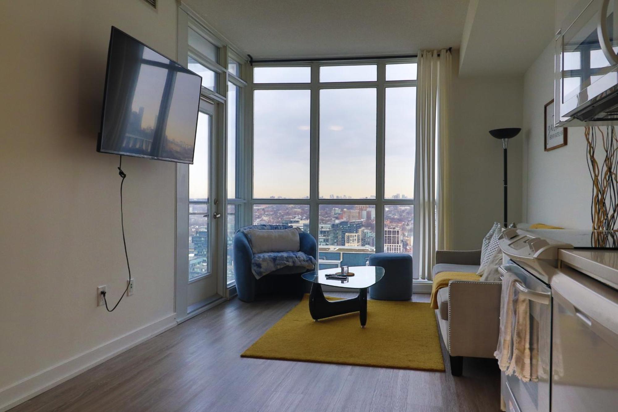 Downtown Oasis With Balcony & Free Parking Apartment *