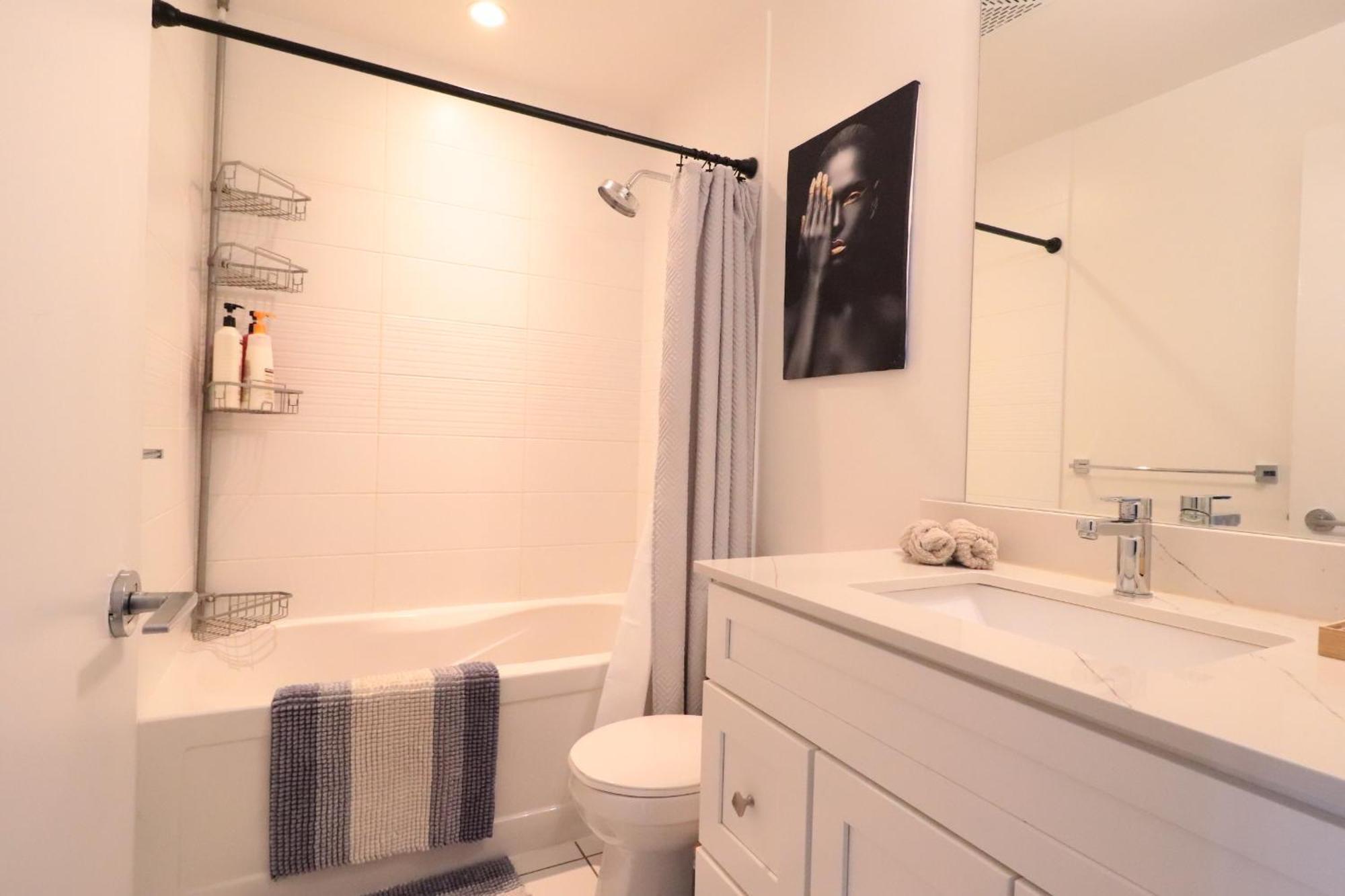 Apartment Downtown Oasis With Balcony & Free Parking Toronto