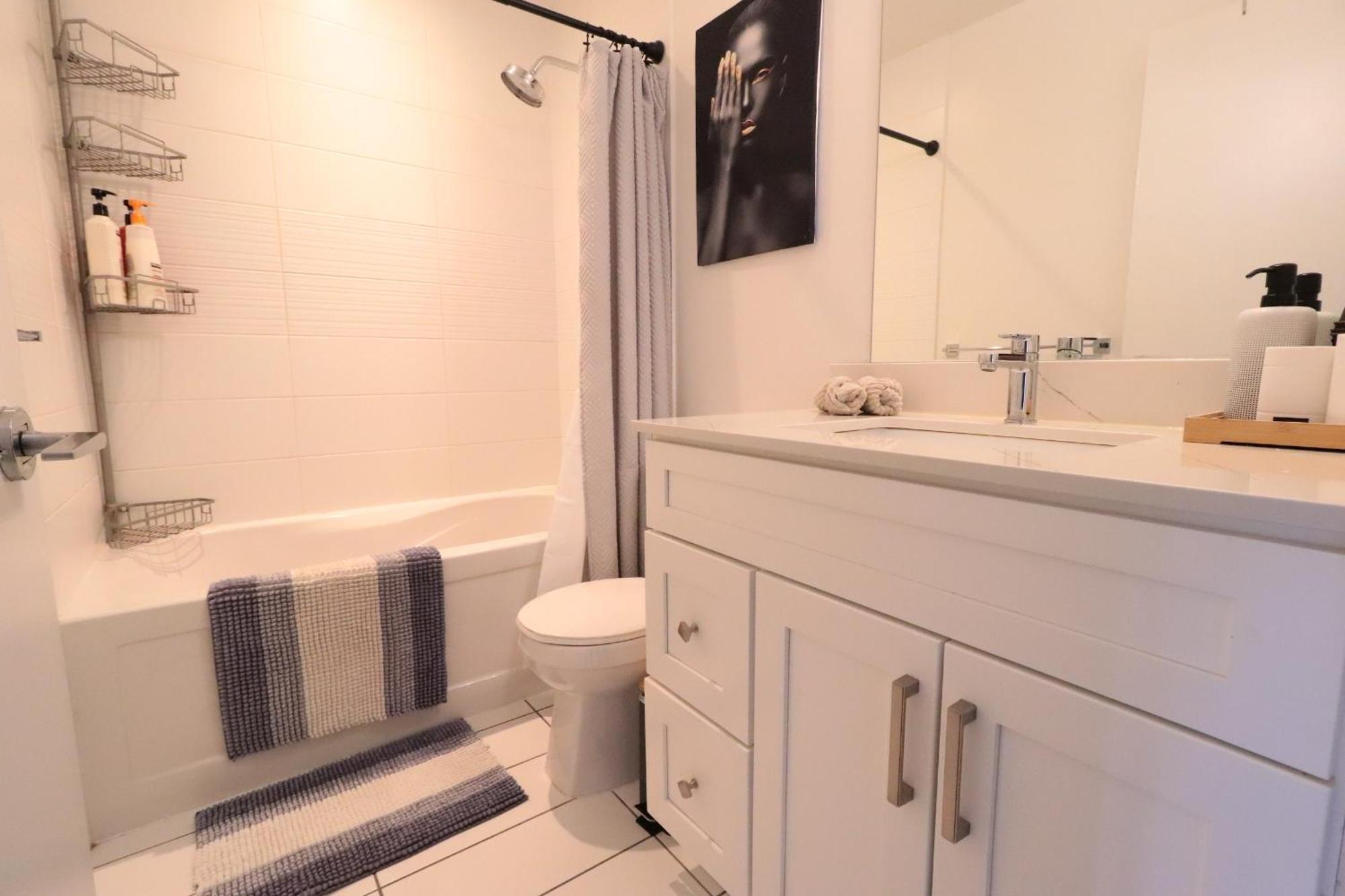 Downtown Oasis With Balcony & Free Parking Apartment