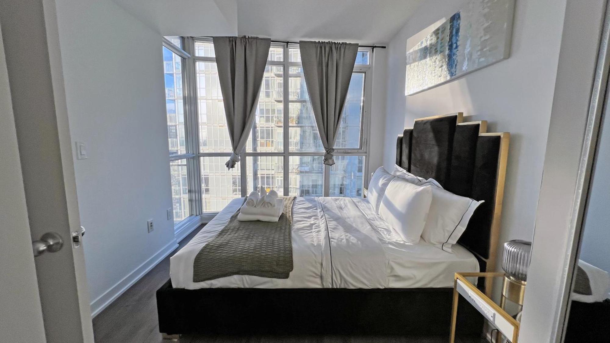 Downtown Oasis With Balcony & Free Parking Toronto