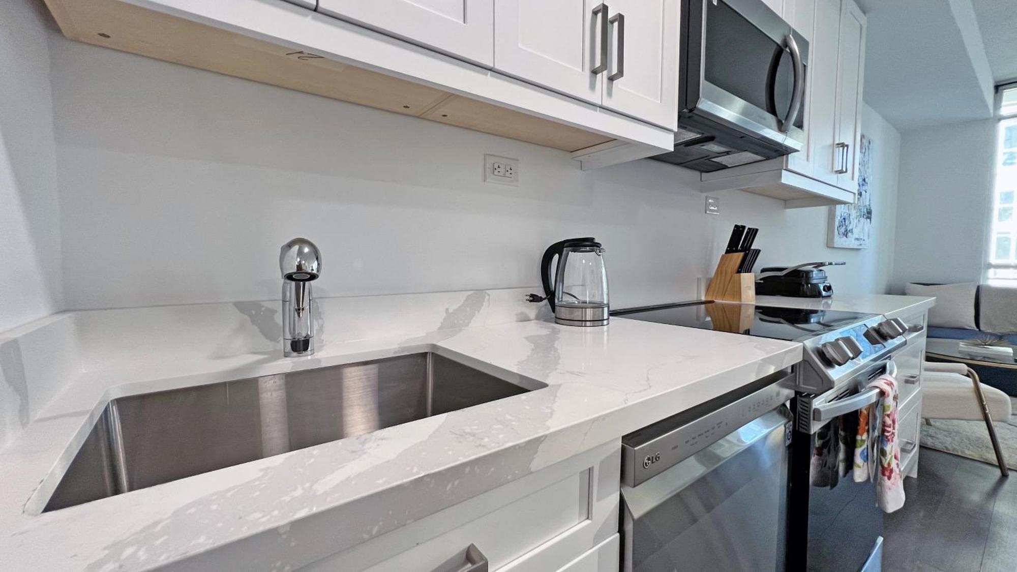 Downtown Oasis With Balcony & Free Parking